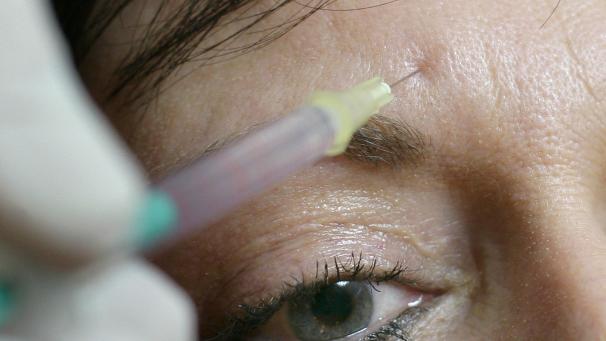 <p>Traum von ewiger Jugend: Einige Frauen und Männer lassen sich mit „Botox“ die Falten aus ihrem Gesicht entfernen.</p>