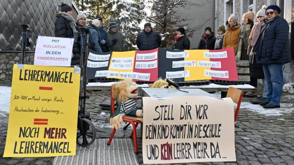 <p>Aufgrund geplanter Rentenkürzungen und weiterer Einschränkungen der möglichen, zukünftigen Föderalregierung legten am Montag viele Mitarbeiter im öffentlichen Dienst ihr Amt nieder – auch in Ostbelgien. Etwa 30 Lehrer und Kindergärtner versammelten sich alleine vor der Städtischen Grundschule in Kettenis.</p>