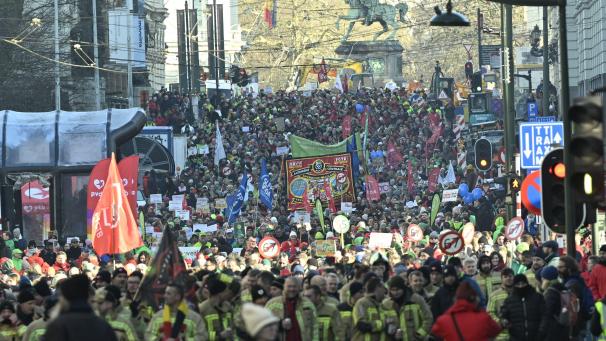 <p>Der beeindruckende Protestzug durch Brüssel, angeführt von Feuerwehrleuten.</p>