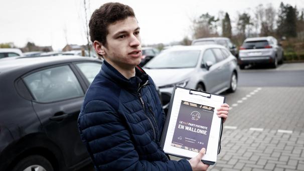 <p>Noa Pozzi verteilt im Vorfeld der Parlamentswahlen Flugblätter in Chaudfontaine.</p>