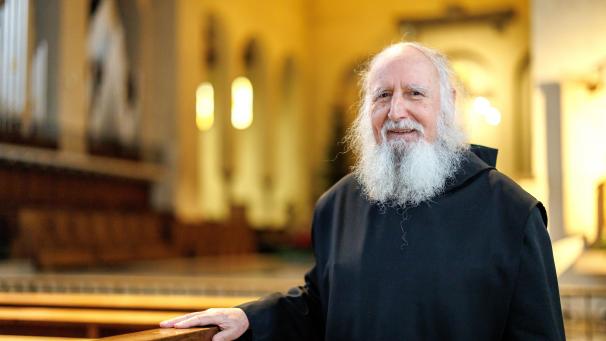 <p>Ein stereotyper Mönch ist Anselm Grün nicht. Statt zurückgezogen im Kloster zu leben, sieht man ihn in Talkshows, auf Lesereisen und bei Führungskräfte-Workshops. Denn er hat eine Mission. Der Benediktiner-Pater wird nun 80.</p>