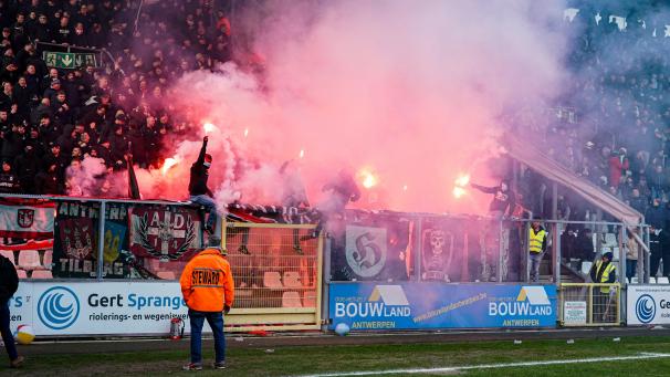 <p>Die „Fans“ von Antwerpen haben am Sonntag beim Spiel gegen Beerschot mächtig gezündet.</p>