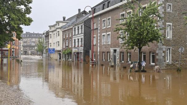 <p>Ein Bild, das immer noch für Gänsehaut sorgt. Der Blick in die Eupener Haasstraße nach der Flutkatastrophe Mitte Juli 2021.</p>