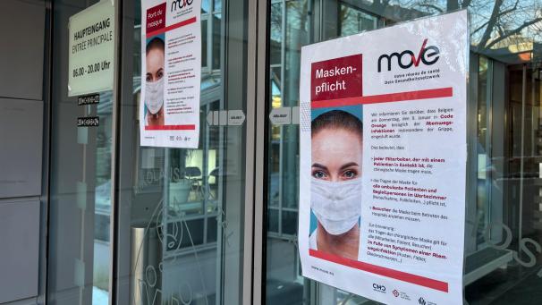 <p>Die Schilder am Haupteingang machen es deutlich: Im Eupener Krankenhaus besteht seit einigen Tagen wieder Maskenpflicht für Besucher.</p>