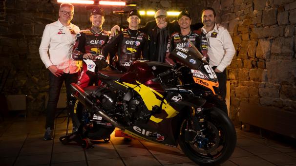 <p>Elf/Marc VDS Racing Team/KM99 mit der Yamaha R1, den Fahrern und den Teambetreibern</p>