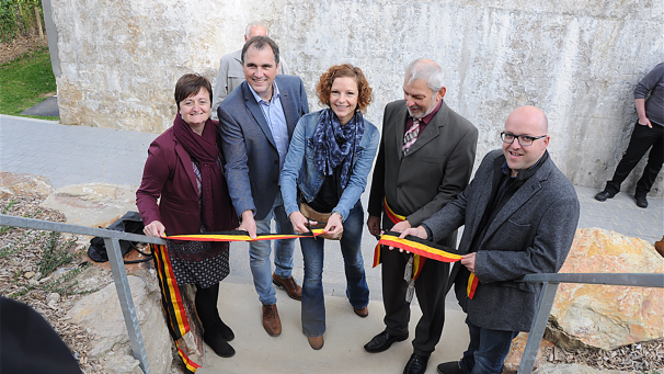 <p>Das Ameler Gemeindekollegium hat im vergangenen Jahrzehnt mehrere Dorfplätze und Dorfsäle eingeweiht, darunter 2015 der Platz am Borner Viadukt im Beisein der damaligen Regionalabgeordneten Marie-Martine Schyns (Mitte).</p>