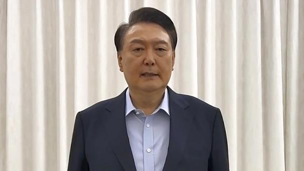 <p>Auf diesem vom südkoreanischen Präsidialamt über Yonhap veröffentlichten Bild spricht der suspendierte südkoreanische Präsident Yoon Suk Yeol vor seiner Festnahme.</p>