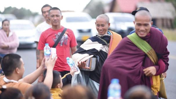 <p>Der buddhistische Mönch Thich Minh Tue ist mit seinen Begleitern in der Nähe von Ubon Ratchathani im Norden von Thailand unterwegs.</p>