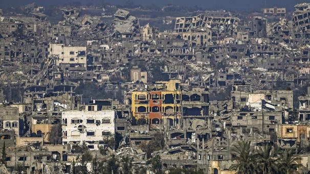 <p>Ein zerstörter Teil von Gaza-Stadt, vom Süden Israels aus gesehen.</p>