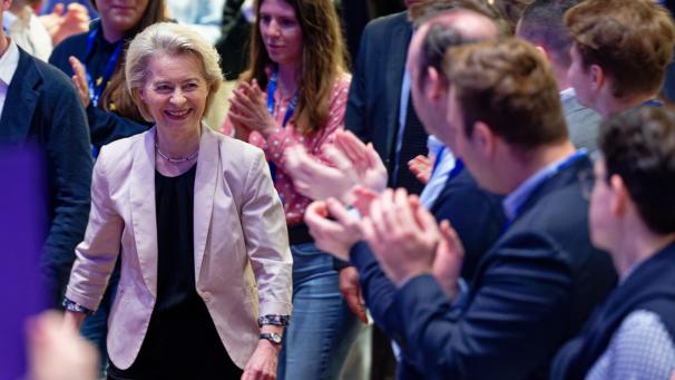 <p>Als besondere Leistungen Ursula von der Leyens nannte Karlspreis-Direktorium die Eindämmung der Corona-Pandemie, das geschlossene und entschiedene Auftreten gegen Russland und die Impulse zum „Green Deal“, mit dem die EU bis 2050 klimaneutral werden will.</p>