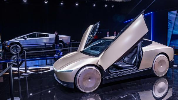 <p>Der Stand von Tesla: vorne der Cybercab, hinten der Cybertruck</p>