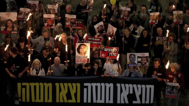 <p>Verwandte und Freunde von Menschen, die von der Hamas getötet oder entführt und nach Gaza gebracht wurden, reagieren auf die Ankündigung eines Waffenruhestands, indem sie an einer Demonstration in Tel Aviv teilnehmen.</p>