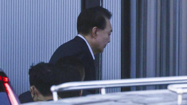 <p>Der suspendierte südkoreanische Präsident Yoon Suk Yeol trifft bei der Korruptionsermittlungsbehörde für hochrangige Beamte ein.</p>