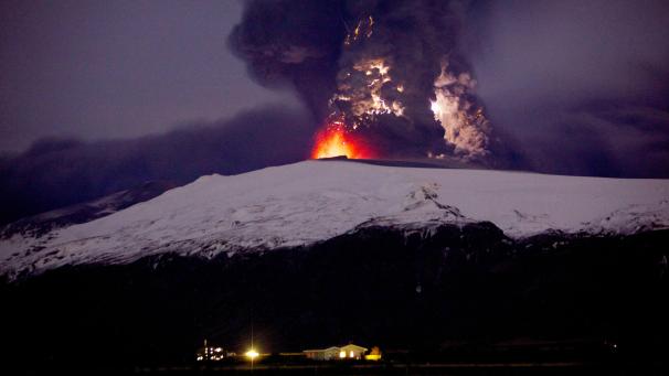 <p>Eine dichte Aschewolke steigt 2010 aus dem isländischen Vulkan Eyjafjallajokull auf.</p>