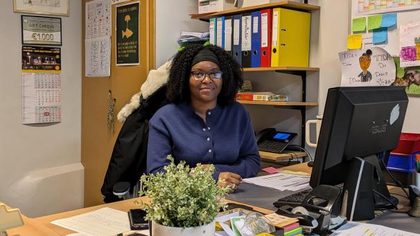 <p>Tida Kimona begann schon als Jugendliche ihre ehrenamtliche Tätigkeit im AZ Ephata. Inzwischen koordiniert sie die Aufgabenschule hauptberuflich.</p>