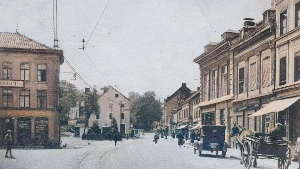 <p>Automobil und Pferdekutsche im „Parkmodus“: Diese Aufnahme aus dem Jahr 1928 zeigt die untere Bergstraße.</p>