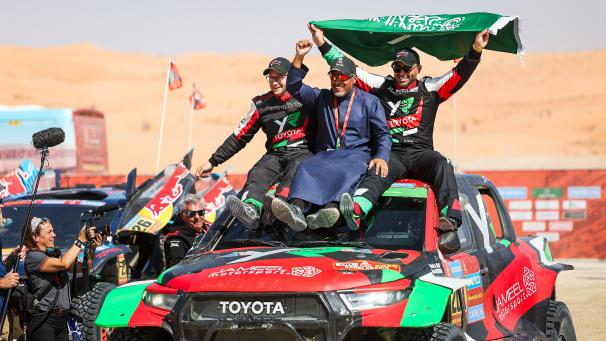 <p>Das siegreiche Toyota-Team am Freitag bei der Zielankunft in Shubaytah</p>