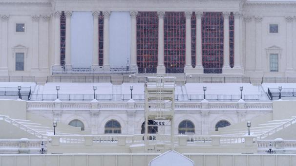 <p>Die Westseite des US-Kapitols ist von einem doppelten Zaun umgeben und mit Schnee bedeckt.</p>