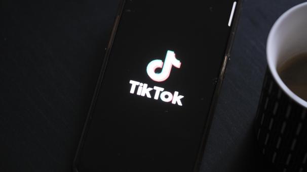 <p>In den USA wird gewarnt, dass über Tiktok die chinesische Regierung Zugang zu Daten von Amerikanern bekommen und die öffentliche Meinung in den USA beeinflussen könne. Die Unternehmen weisen die Vorwürfe zurück.</p>