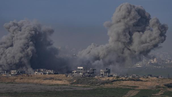 <p>Explosionen an der nördlichen Grenze des Gazastreifens am geplanten Tag der neu ausgehandelten Waffenruhe zwischen Israel und der Hamas im Gazastreifen. Die Waffenruhe zwischen Israel und der Hamas im Gaza-Krieg verzögert sich. Das teilte Israels Armeesprecher Daniel Hagari mit.</p>