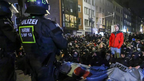<p>Eine Gruppe linker Gegendemonstranten hat sich auf die Straße gesetzt und eine Sitzblockade hergestellt.</p>