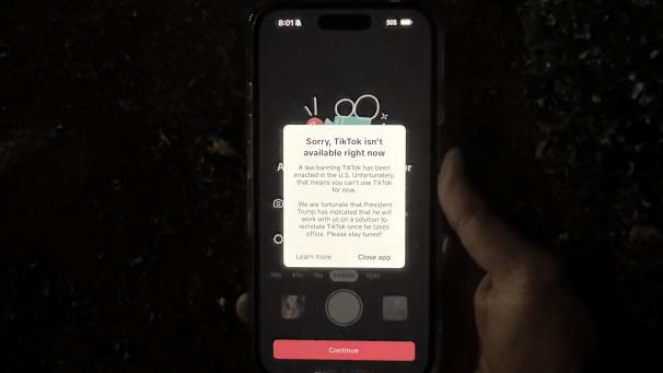 <p>Die Video-App Tiktok hat den Betrieb in den USA eingestellt. Nutzer bekamen am Samstagabend (Ortszeit) einen Warnhinweis zu sehen, dass Tiktok vorerst nicht mehr nutzbar sei.</p>