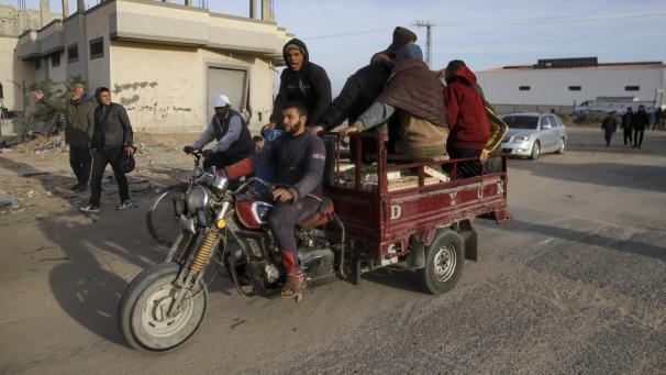 <p>Vertriebene Palästinenser verlassen Teile von Khan Younis auf dem Weg zurück in ihre Häuser in Rafah, südlicher Gazastreifen.</p>