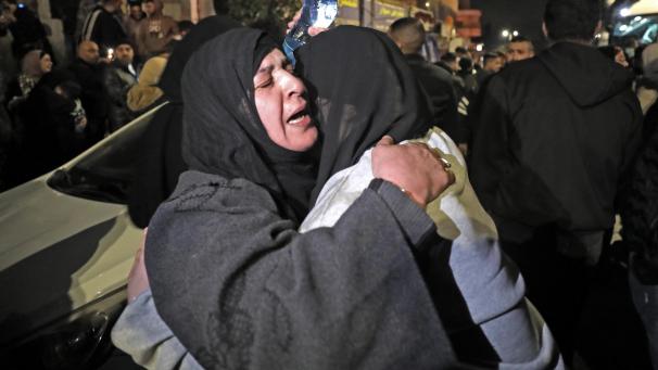 <p>Eine palästinensische Gefangene wird begrüßt, nachdem sie nach ihrer Entlassung aus einem israelischen Gefängnis in der Stadt Beitunia im Westjordanland aus einem Bus ausgestiegen ist.</p>