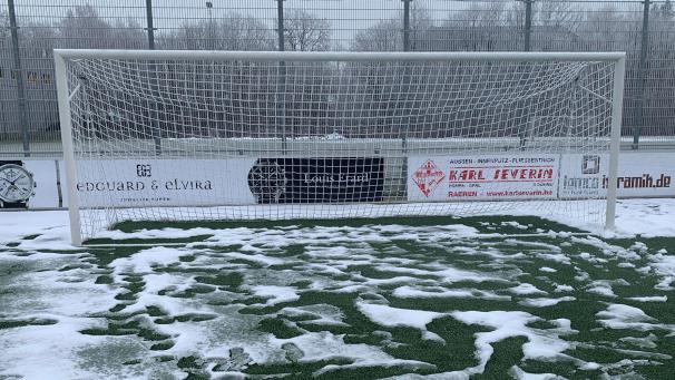 <p>Mehr weiß als grün: Auf dem Kunstrasen des FC Eupen konnte am Sonntag nicht gespielt werden.</p>