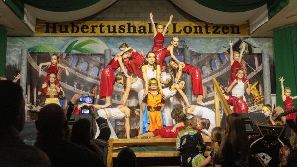 <p>Der Showtanz der mittleren Gruppe war dem Thema Herkules gewidmet.</p>