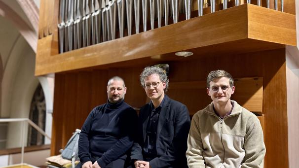 <p>Die drei Organisten Michael Schneider, Stephan Schmitz und Andreas Lejeune (v.l.n.r.) verbanden am Sonntag Orgelgeschichte(n) mit Orgelmusik in Amel.</p>