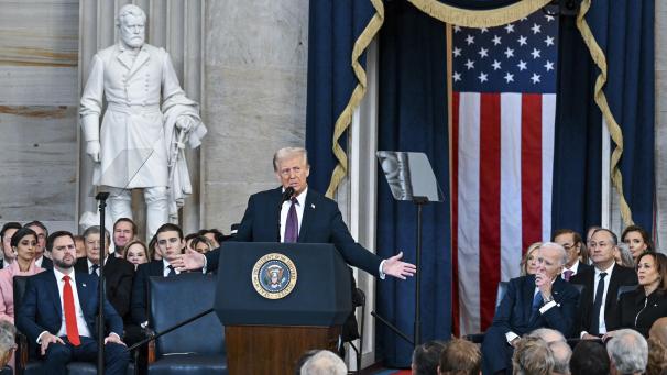 <p>Präsident Donald Trump spricht nach der Vereidigung während der Amtseinführung des Präsidenten in der Rotunde des US-Kapitols in Washington.</p>