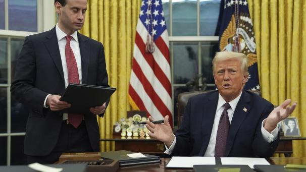 <p>US-Präsident Donald Trump unterzeichnet Anordnungen im Oval Office des Weißen Hauses.</p>