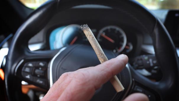 <p>Gefahr auf der Straße: Drogenkonsum am Steuer bleibt ein Problem.</p>