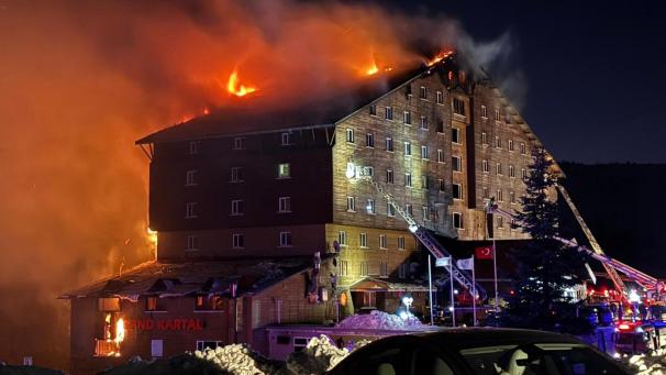 <p>Feuerwehrleute arbeiten daran, ein Feuer in einem Hotel im Skigebiet in der Provinz Bolu im Nordwesten der Türkei zu löschen.</p>