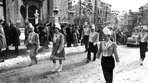 <p>In Dreierreihe begleiten die Eulen 1954 ihren Prinzen zum Rathaus.</p>