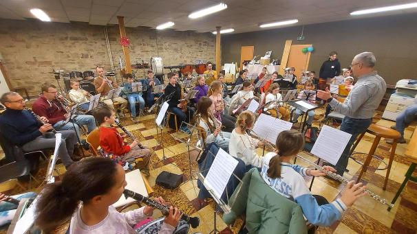 <p>Das Orchester fiebert auf das tolle Konzert hin.</p>