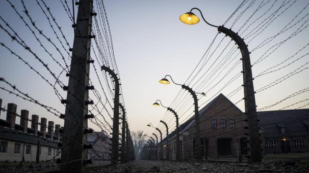 <p>Die Lampen am Stacheldrahtzaun des früheren Konzentrationslager Auschwitz I leuchten am späten Nachmittag. Am 27. Januar jährt sich zum 80. Mal die Befreiung des Konzentrationslagers durch die Rote Armee. Von 1940 bis 1945 betrieb die SS den Komplex mit zahlreichen Außenlagern als Konzentrations- und Vernichtungslager. Die Zahl der Ermordeten beläuft sich auf 1,1 bis 1,5 Millionen, die meisten von ihnen Juden. Auschwitz steht als Symbol für den industriellen Massenmord und die Vernichtung der Juden.</p>