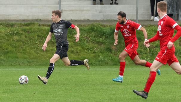 <p>Yannick Pothen (am Ball) bleibt Rocherath weiter treu.</p>