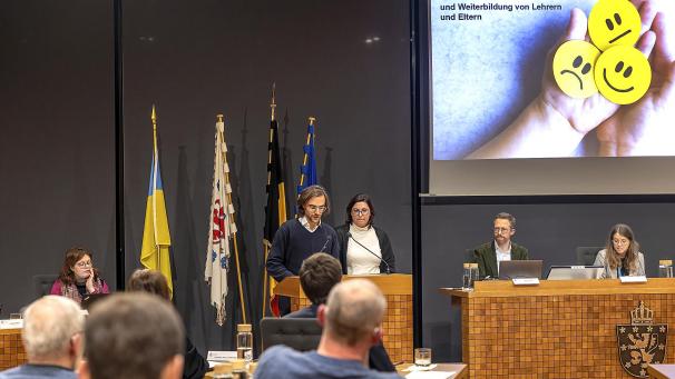 <p>Vertreter der Bürgerversammlung „Schülerkompetenzen“ stellen am 5. Dezember 2024 ihre Empfehlungen dem Ausschuss III im Parlament der DG vor.</p>