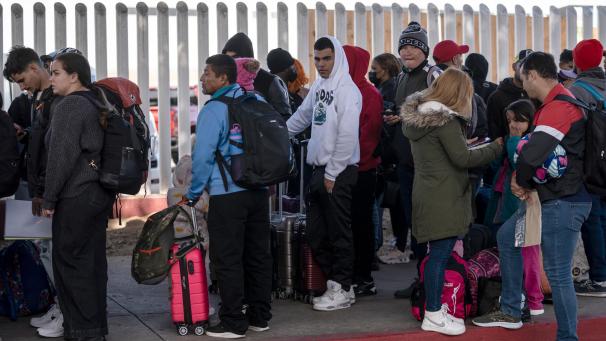 <p>Eine Gruppe von Migranten wartet in Tijuana, nachdem sie erfahren haben, dass ihre Termine für Asylanträge in den USA gestrichen wurden.</p>