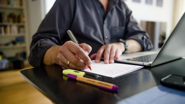 <p>Stress im Homeoffice: Digitale Herausforderungen frustrieren viele ältere Arbeitnehmer.</p>