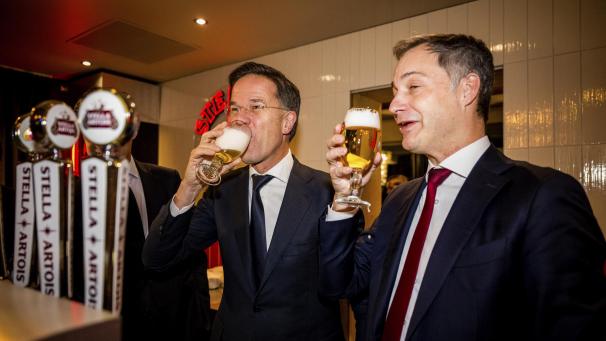 <p>NATO-Generalsekretär Mark Rutte (l.) und Premier Alexander De Croo im Belgium House beim Weltwirtschaftsforum in Davos.</p>