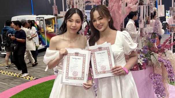 <p>Ein frisch verheiratetes Paar feiert am ersten Tag der «Ehe für alle» in Thailand in der Paragon Hall.</p>