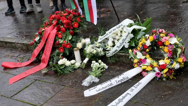 <p>Kränze und Blumen liegen nach dem tödlichen Angriff in einem Park in Aschaffenburg.</p>