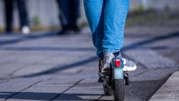 <p>Auch auf dem E-Roller gelten die Gesetze.</p>