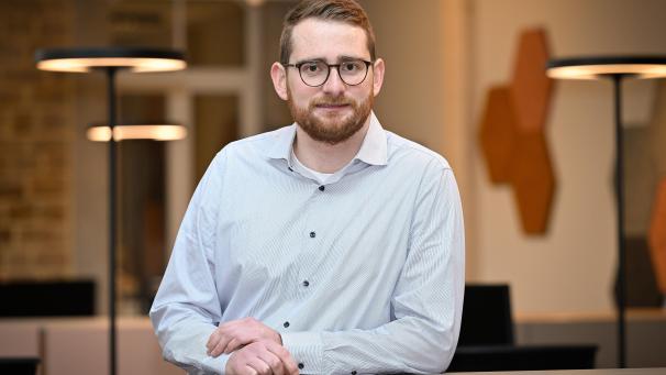 <p>Es war nicht sein Kindheitstraum, Karnevalsprinz zu werden, sagt Samuel Deneffe (26). Aber in dem Moment, als er den Namen seines jetzigen Hofmarschalls Oliver Krings auf dem Handydisplay sah, war die Entscheidung getroffen.</p>