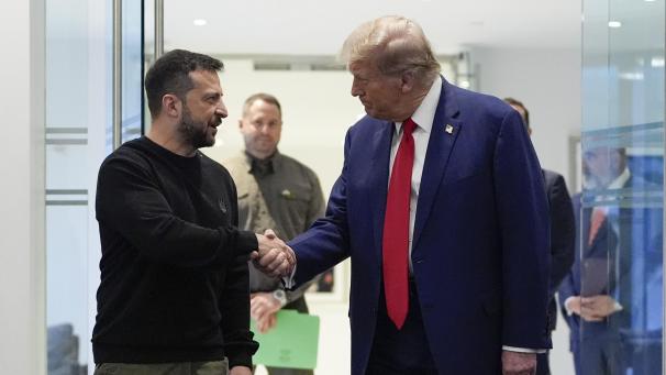 <p>Donald Trump gibt Wolodymyr Selenskyj im Trump Tower bei einem Treffen im September 2024die Hand.</p>