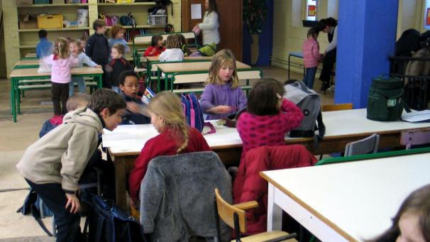 <p>Dison erhöht Strafgebühr für verspätetes Abholen von Kindern.</p>