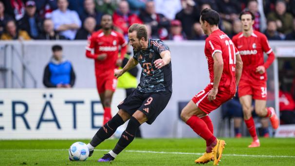 <p>Münchens Harry Kane (links) macht das Tor zum 0:1.</p>
